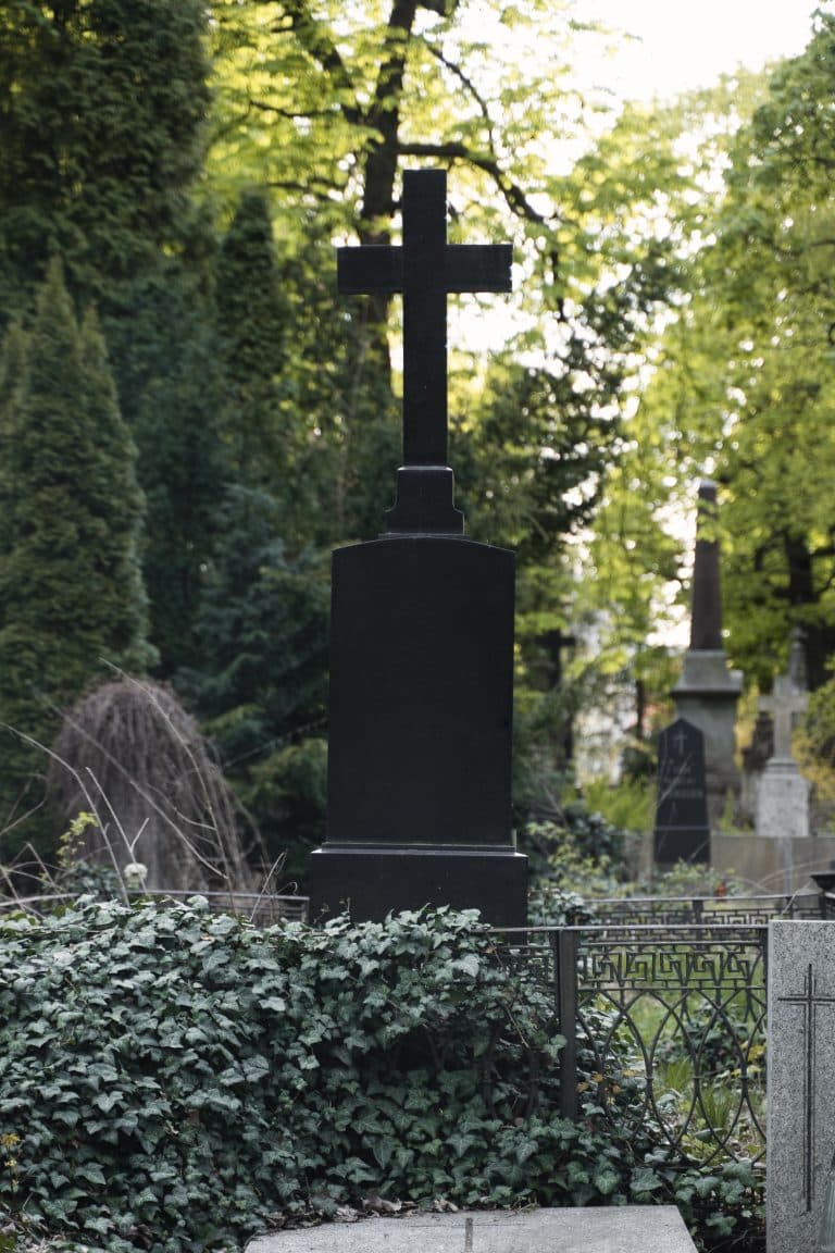 Ein dunkler Grabstein auf einem Friedhof im Kreis Kusel